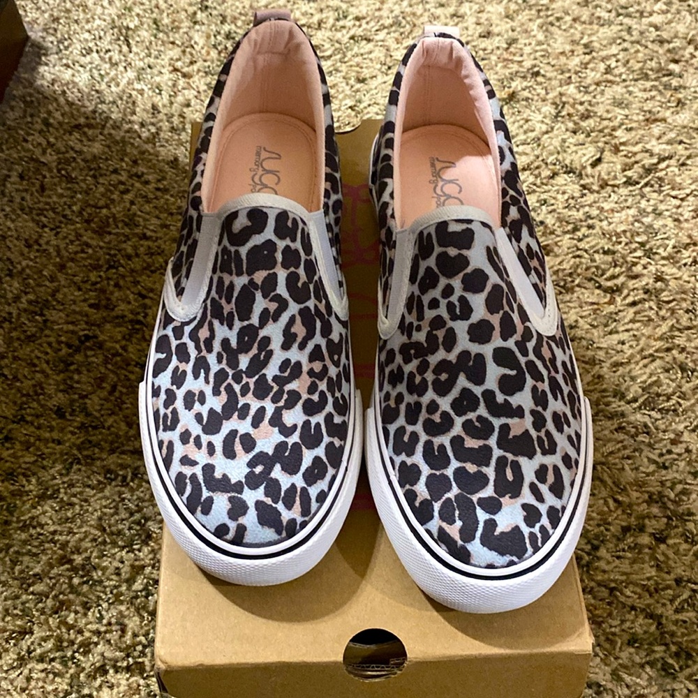 Slip on loafer leopard sneaker shoes in a soft suede - size 8.5